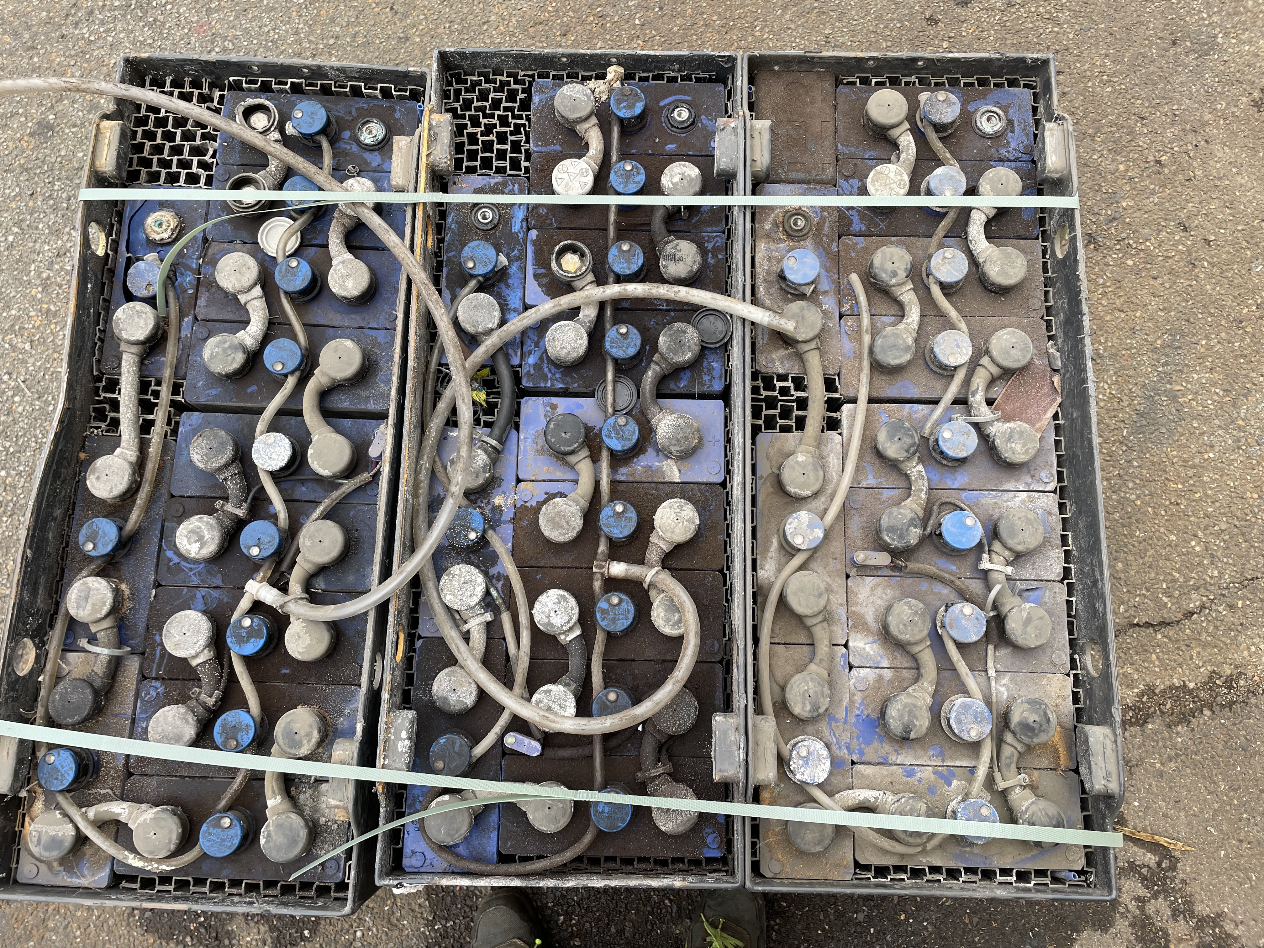 Batteries industrielles avant régénération — sulfatées, encrassées